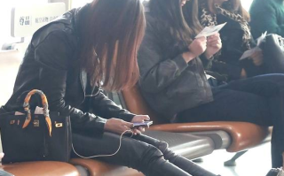 马蓉现身机场 做凳子上悠闲玩手机出轨宋柯心态好